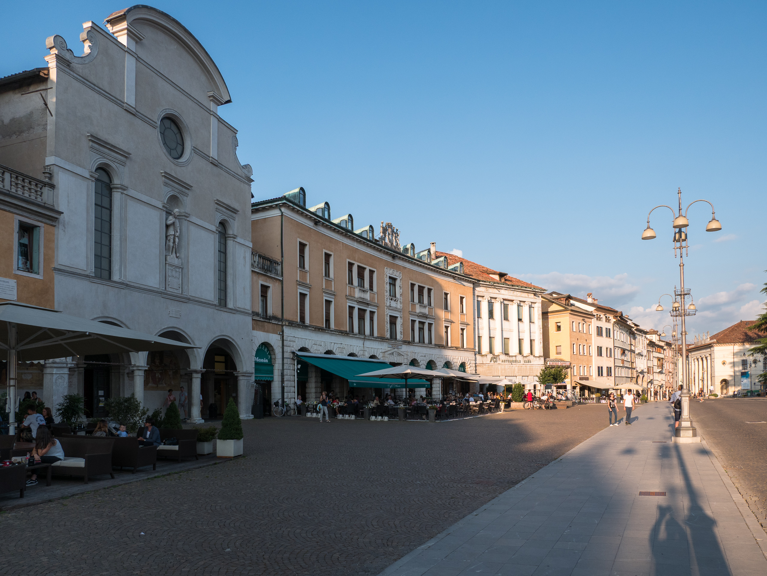 Piazza dei Martiri in Belluno mit Cafés unter den Arkaden